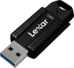 Mustaa Lexar JumpDrive S80 -muistitikkua (USB 3.1) 128 Gt näytetään vinossa, jolloin sen liitin ja Lexarin tuotemerkki rungossa tulevat esiin.