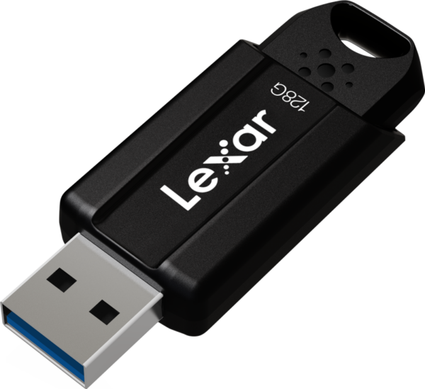 Mustaa Lexar JumpDrive S80 -muistitikkua (USB 3.1) 128 Gt näytetään vinossa, jolloin sen liitin ja Lexarin tuotemerkki rungossa tulevat esiin.