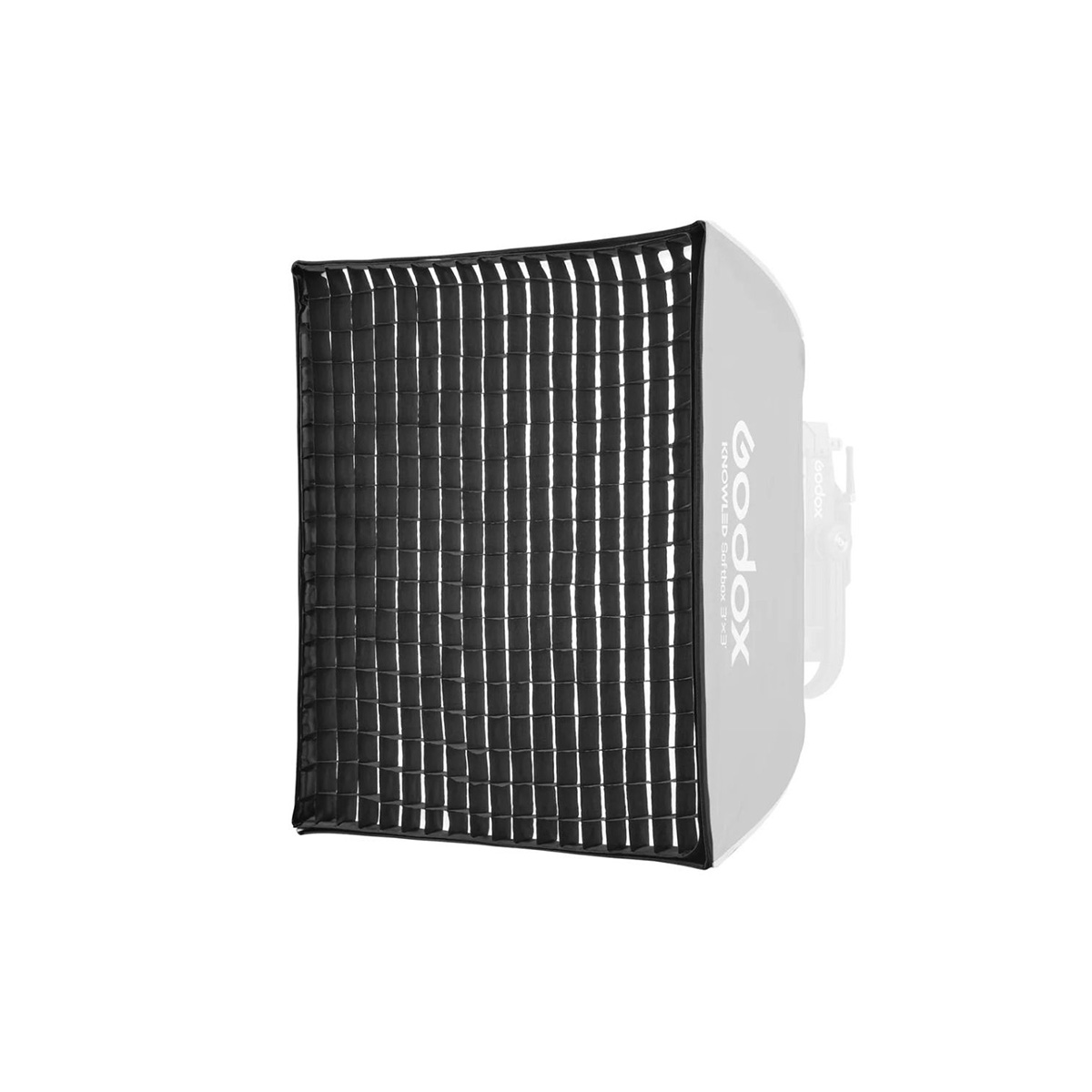 Godox Grid for P300R Softbox 90x90 on kuvattu oikealla kulmalla valkoisella taustalla, ja sen suorakulmaisessa softboxissa on musta hunajakennomainen verkkokansi, joka hajottaa ja ohjaa studiovalaistusta.