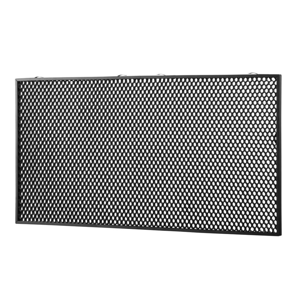 Godox Honey Comb Grid 30 Degree P600R on suorakulmainen musta metallipaneeli, jossa on tasaisin välein pyöreitä reikiä, jotka on asetettu vinoon valkoista taustaa vasten.