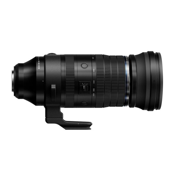 OM System M.Zuiko Digital ED 150-600mm f/5.0-6.3 IS -objektiivissa on zoomaus- ja tarkennusrenkaat, jalustakiinnityskaulus ja valkoiset polttovälin merkinnät valkoista taustaa vasten. Nyt saatavilla 600€ käteispalautuksella.