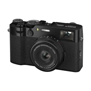 Fujifilm X100VI -kompaktikamera, musta, jossa on kuvioitu kahva, manuaaliset valintakiekot ja Fujinon asfäärinen linssi, näytetään edestä vasemmalta kulmasta.