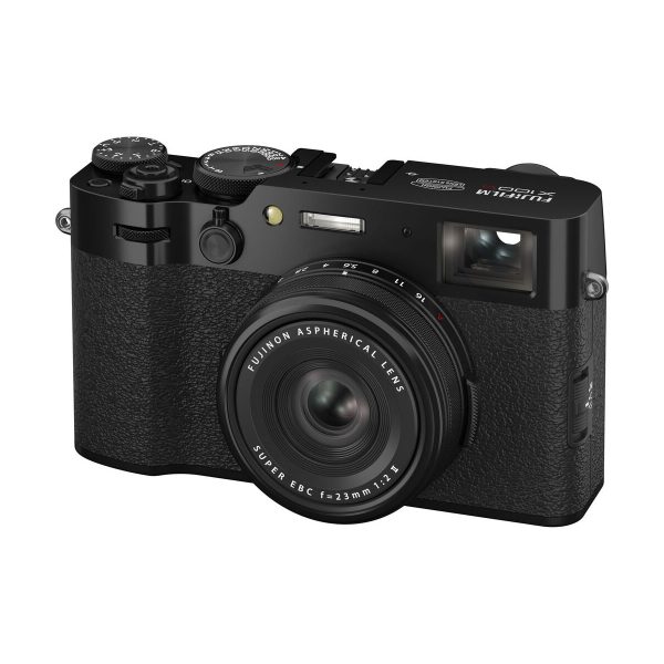 Fujifilm X100VI -kompaktikamera, musta, jossa on kuvioitu kahva, manuaaliset valintakiekot ja Fujinon asfäärinen linssi, näytetään edestä vasemmalta kulmasta.