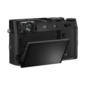 Fujifilm X100VI -kompaktikamera, musta näytetään takaa kallistettu LCD-näyttö ja eri painikkeet ja valitsimet sen musta kuvioitu runko.