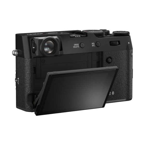 Fujifilm X100VI -kompaktikamera, musta näytetään takaa kallistettu LCD-näyttö ja eri painikkeet ja valitsimet sen musta kuvioitu runko.