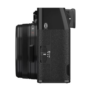 Sivukuva Fujifilm X100VI -kompaktikamera, musta, jossa on musta kuvioitu kahva, objektiivi, jossa on aukkomerkinnät ja kytkin, jossa on merkinnät M, C ja S.