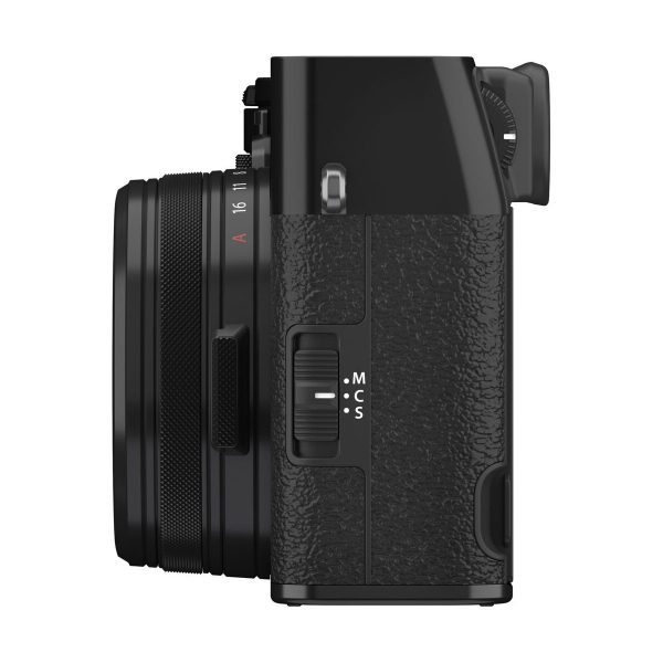 Sivukuva Fujifilm X100VI -kompaktikamera, musta, jossa on musta kuvioitu kahva, objektiivi, jossa on aukkomerkinnät ja kytkin, jossa on merkinnät M, C ja S.