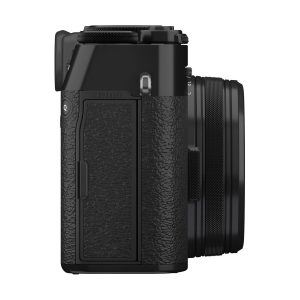 Fujifilm X100VI -kompaktikamera, musta, näkyy vasemmalta puolelta kuvioitu kahva, säätöpyörä ja objektiivi näkyvissä. Tausta on pelkkä valkoinen.
