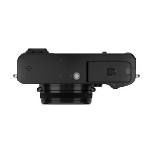 Ylhäältä katsottuna Fujifilm X100VI -kompaktikamera, musta, korostaen sen objektiivia, säätöpyörää ja painikkeita minimalistisessa ja modernissa muotoilussa valkoista taustaa vasten.
