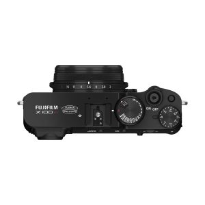 Ylhäältä kuvattuna Fujifilm X100VI -kompaktikamera, musta: esillä objektiivi, säätimet, suljinpainike sekä on/off-kytkin valkoisella taustalla.