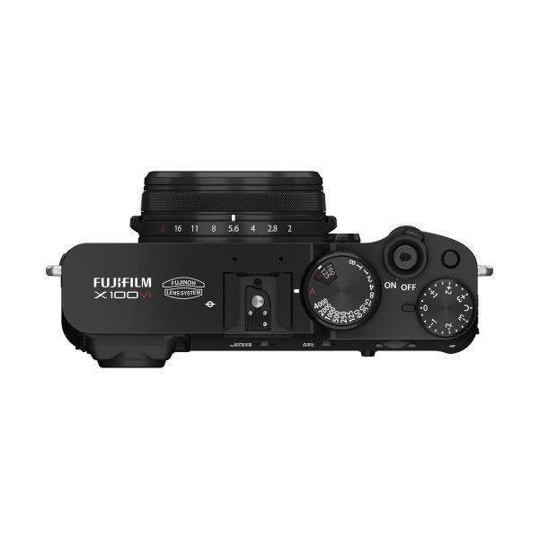 Ylhäältä kuvattuna Fujifilm X100VI -kompaktikamera, musta: esillä objektiivi, säätimet, suljinpainike sekä on/off-kytkin valkoisella taustalla.