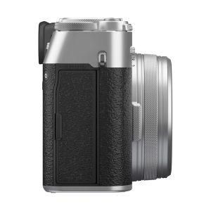 fuji_x100vi_hopea_03 Fujifilm X100VI -kompaktikamera, hopea näkyy sivulta, ja siinä on hopean ja mustan värinen viimeistely, kuvioitu kahva, näkyvä objektiivi ja etsin sekä erilaisia painikkeita ja portteja sivulla.