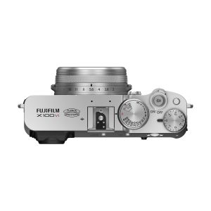 fuji_x100vi_hopea_05 Fujifilm X100VI -kompaktikamera, hopea, ylhäältä katsottuna näyttää objektiivin, suljinnopeuden ja valotuksen valitsimet, päälle/pois-kytkimen, kuumakenkäkiinnityksen ja toimintopainikkeet valkoista taustaa vasten.