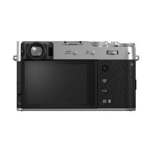 fuji_x100vi_hopea_06 Fujifilm X100VI -kompaktikameran takanäkymä, hopea, jossa näkyy suuri LCD-näyttö, erilaisia säätöpainikkeita ja -valitsimia sekä kuvioitu musta-hopea runko valkoista taustaa vasten kuvattuna.