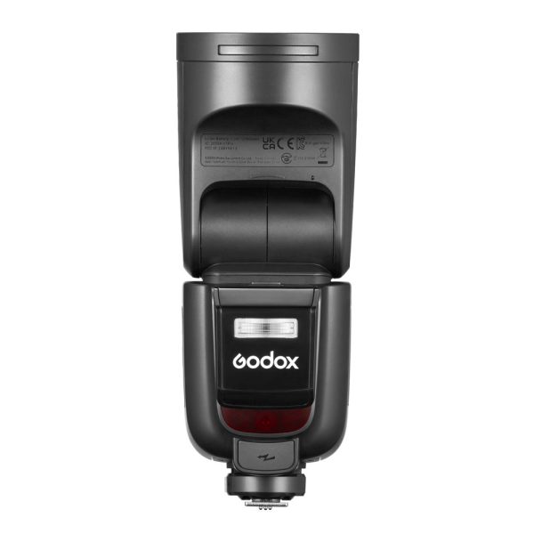 godox_v1_pro_canon_04 Musta Godox V1 Pro -salama Canon kameroille -kamerasalama seisoo pystyasennossa valkoisella pohjalla, ja sen etupuolella on Godoxin logo ja pieni valkoinen salamapaneeli.
