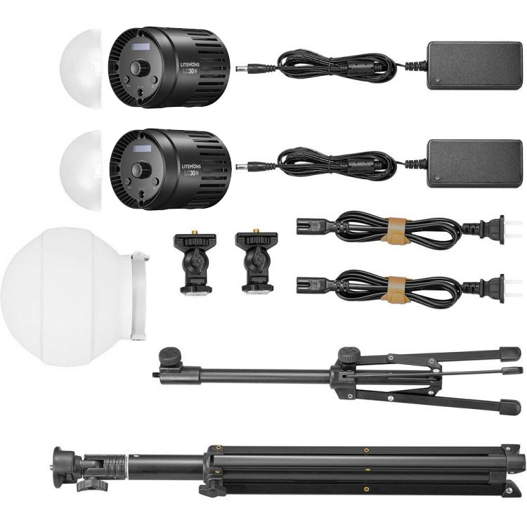 Godox Litemons LED LC30Bi Tabletop Bi-color Light Double Light Kitin tasainen asettelu, jossa on kaksi kaksiväristä LED-valoa, joissa on johdot, sovittimet, valkoiset diffuusorit, kiinnikkeet, virtajohdot ja säädettävä jalusta.