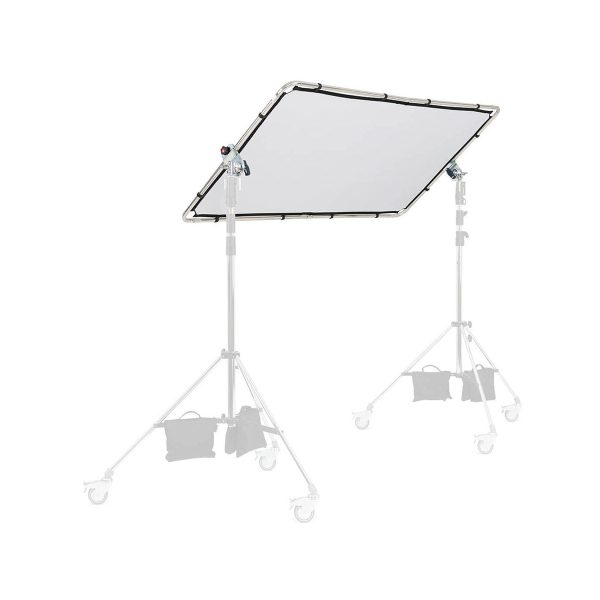Manfrotto Scrim Kit 1 Pro All In One Medium 1.1 x 2m on suorakulmainen diffuusiokangas metallirungossa, jota pidetään kahdella pyörillä varustetulla valotelineellä. Tausta ja jalustojen osat on häivytetty valkoiseksi.