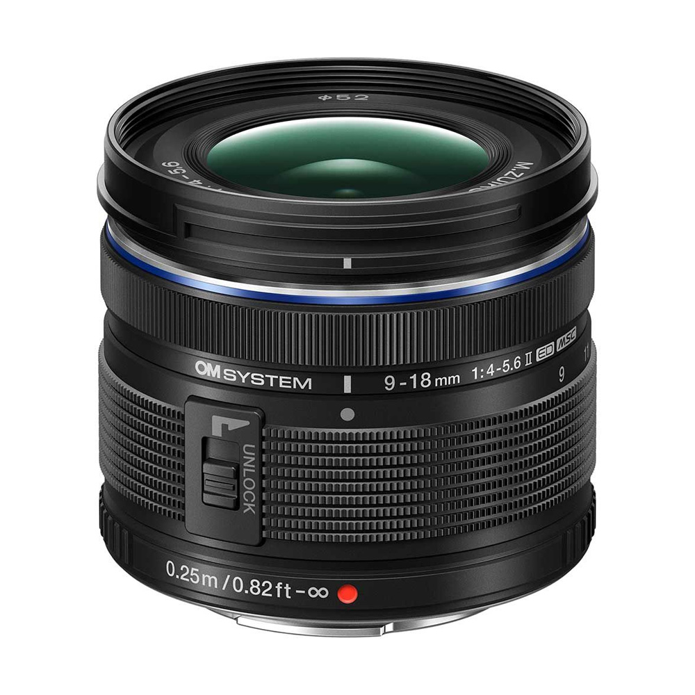 Musta OM System M.Zuiko Digital ED 9-18mm f/4.0-5.6 II -objektiivi, jossa on kuvioidut tarkennus- ja zoomausrenkaat, sininen aksenttirengas ja merkittyjä säätimiä valkoista taustaa vasten.
