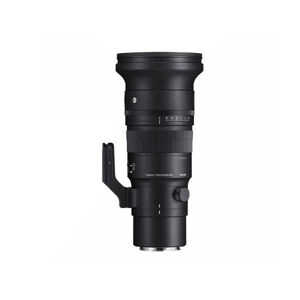 sigma_500mm_dn_02 Musta Sigma 500mm f/5.6 DG DN OS Sports -objektiivi Sonylle jalustakiinnityksellä on pystysuorassa valkoista taustaa vasten.