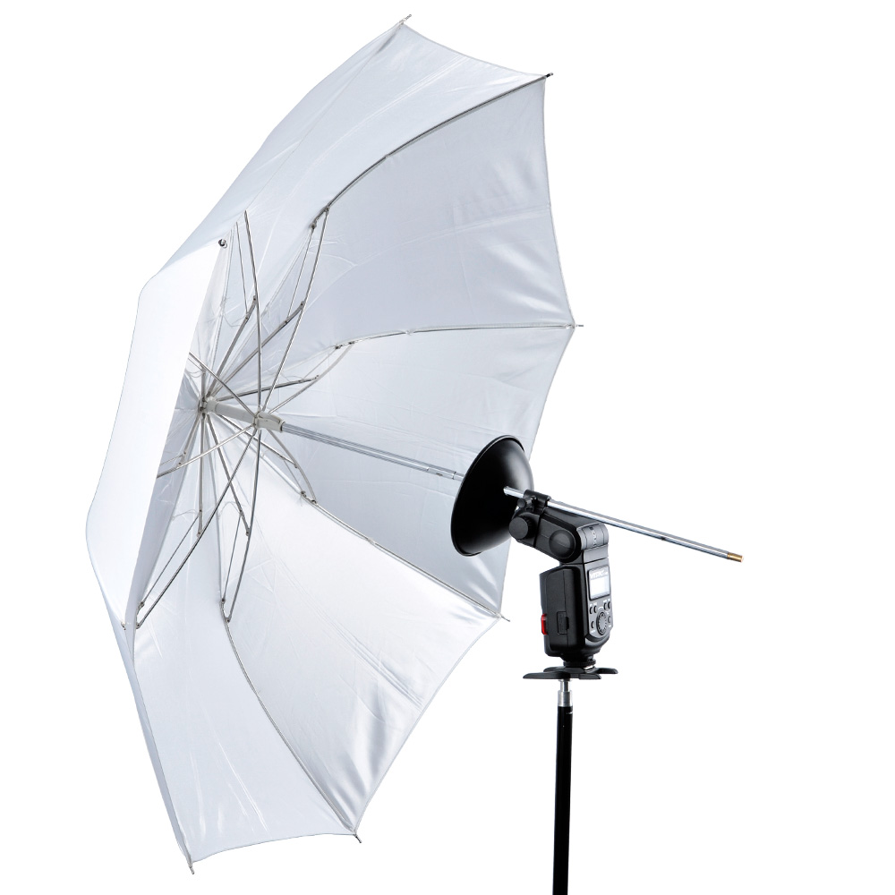 Godox Witstro Flash Fold Up Umbrella, valkoinen sateenvarjo, joka on asennettu mustalle jalustalle ja johon on kiinnitetty salamalaite, käytetään valon hajottamiseen studiokuvauksessa.