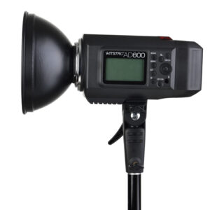 Godox Witstro AD600B Bowens Mount TTL-stroboskooppivalaisin on asennettu valotelineeseen, ja sen ohjauspaneeli ja digitaalinen näyttö ovat näkyvissä.