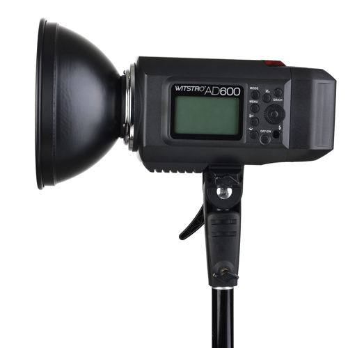 Godox Witstro AD600B Bowens Mount TTL-stroboskooppivalaisin on asennettu valotelineeseen, ja sen ohjauspaneeli ja digitaalinen näyttö ovat näkyvissä.