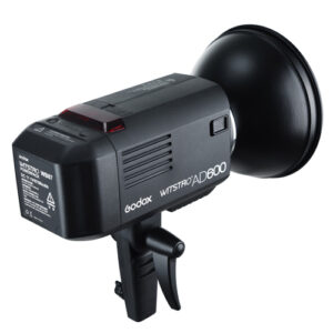 Godox Witstro AD600B Bowens Mount TTL on musta studiostroboskooppivalaisin, jossa on hopeinen heijastin ja kahvallinen kahva, ihanteellinen asennettavaksi valotelineisiin ja tarjoamaan ammattimaista valokuvausvalaistusta.