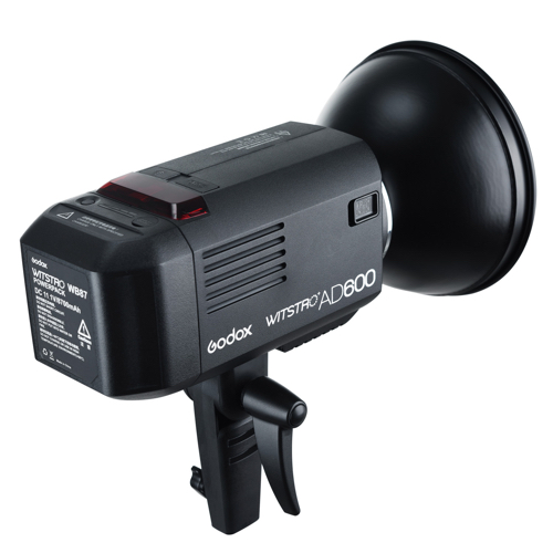 Godox Witstro AD600B Bowens Mount TTL on musta studiostroboskooppivalaisin, jossa on hopeinen heijastin ja kahvallinen kahva, ihanteellinen asennettavaksi valotelineisiin ja tarjoamaan ammattimaista valokuvausvalaistusta.