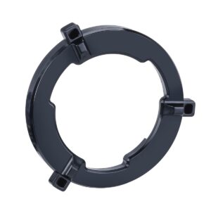 Godox AD600 Locking Ring Bowens Mount on musta pyöreä muovirengas, jonka reunalla on kolme tasaisin välein olevaa suorakulmaista kiinnikettä, jotka on eristetty valkoiselle taustalle.