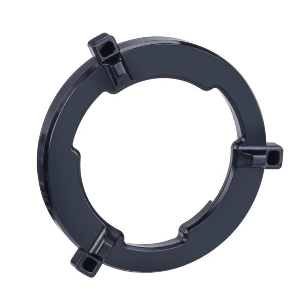 Godox AD600 Locking Ring Bowens Mount on musta pyöreä muovirengas, jonka reunalla on kolme tasaisin välein olevaa suorakulmaista kiinnikettä, jotka on eristetty valkoiselle taustalle.
