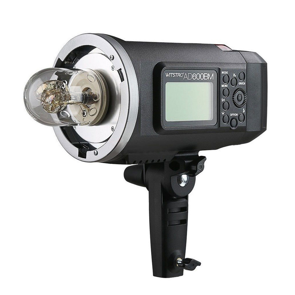 Godox AD600 Bowens Complete KIT on musta studiosalama, jossa on digitaalinen näyttö, ohjauspainikkeet ja suuri, kahvaan asennettu salamalamppu.