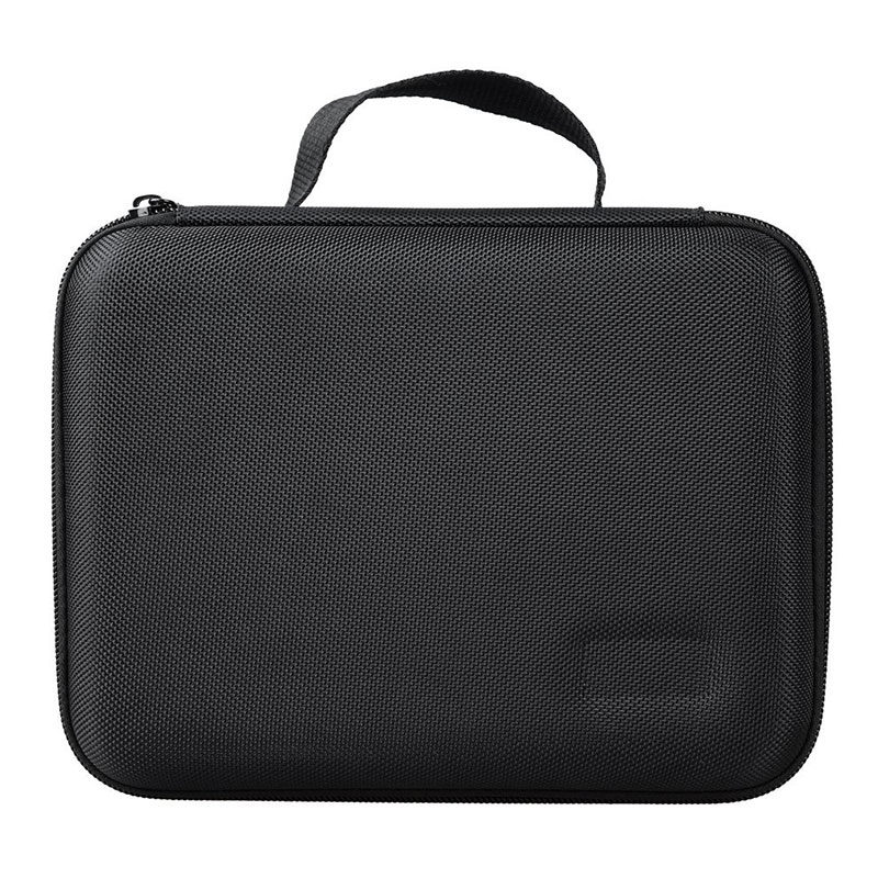 Godox Hard Case AD200 on musta, suorakaiteen muotoinen kovakuorinen kotelo, jossa on kuvioitu pinta, vetoketjukiinnitys ja yläkahva, ja joka näkyy valkoisella pohjalla.