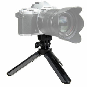 Godox Mini Tripod AD200 on kompakti musta pöytäjalusta, jossa on kolme kokoontaitettavaa jalkaa ja kiinnityspää kameran turvallista kiinnittämistä varten, kuvassa digitaalikameran tukena valkoista taustaa vasten.