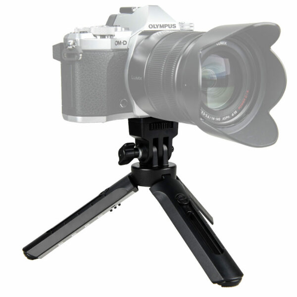 Godox Mini Tripod AD200 on kompakti musta pöytäjalusta, jossa on kolme kokoontaitettavaa jalkaa ja kiinnityspää kameran turvallista kiinnittämistä varten, kuvassa digitaalikameran tukena valkoista taustaa vasten.
