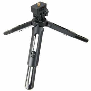 Godox Mini Tripod AD200 on kompakti musta pöytäjalusta, jossa on kolme kokoontaitettavaa jalkaa ja kiinnitysruuvi kameroiden tai muiden laitteiden kiinnittämistä varten.