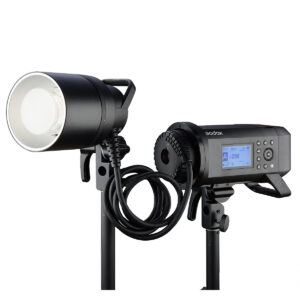 Godox H600P - AD600PRO Ulkoinen salamapää 600ws Bowens on ammattimainen studiostroboskooppivalaisin, jossa on digitaalinen ohjauspaneeli ja näyttö, jalustalle kiinnitettävä ja jossa on kierretty virtajohto, joka yhdistää pään pääyksikköön.