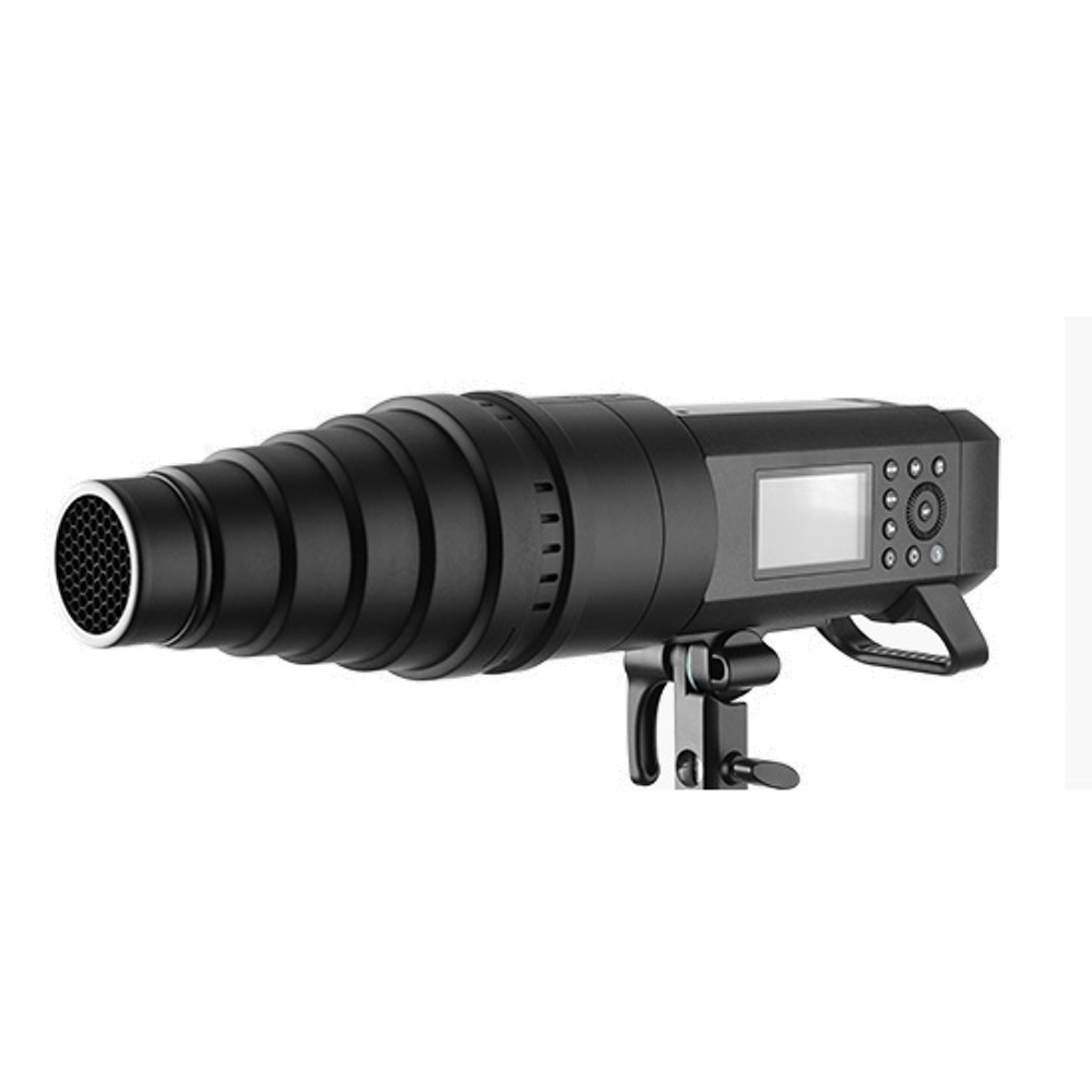 Godox Snoot AD400 / AD300 PRO on musta studiostroboskooppivalaisin, jossa on kartiomainen snootti ja hunajakennoristikko, joka on asennettu jalustalle ja jossa on ohjauspainikkeet sekä digitaalinen näyttö.