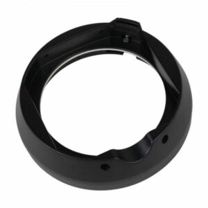 Godox Bowens Mount for AD400/300 PRO on musta, pyöreä muovipidike, jossa on avoin keskikohta, kaksi pientä reikää toisella puolella, korotettu reuna ja pieni metallinen liitin.