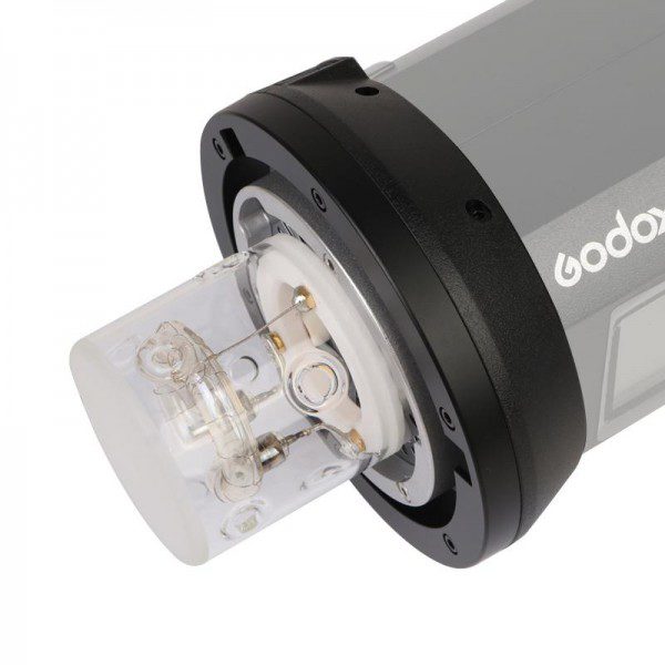 Lähikuva Godox Bowens Mount for AD400/300 PRO -valaisimesta, jossa korostuvat salamaputki ja kirkas suojakansi kiinnitysrenkaan lähellä.