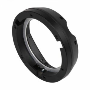 Godox Bowens Mount for AD400/300 PRO on musta pyöreä metallinen sovitinrengas, jossa on useita ruuvikiinnikkeitä ja joka on suunniteltu erilaisten kameran objektiivien liittämiseen kameran runkoon. Sovitin on esitetty valkoisella pohjalla.