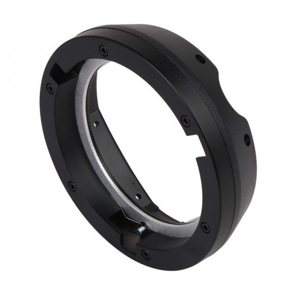 Godox Bowens Mount for AD400/300 PRO on musta pyöreä metallinen sovitinrengas, jossa on useita ruuvikiinnikkeitä ja joka on suunniteltu erilaisten kameran objektiivien liittämiseen kameran runkoon. Sovitin on esitetty valkoisella pohjalla.