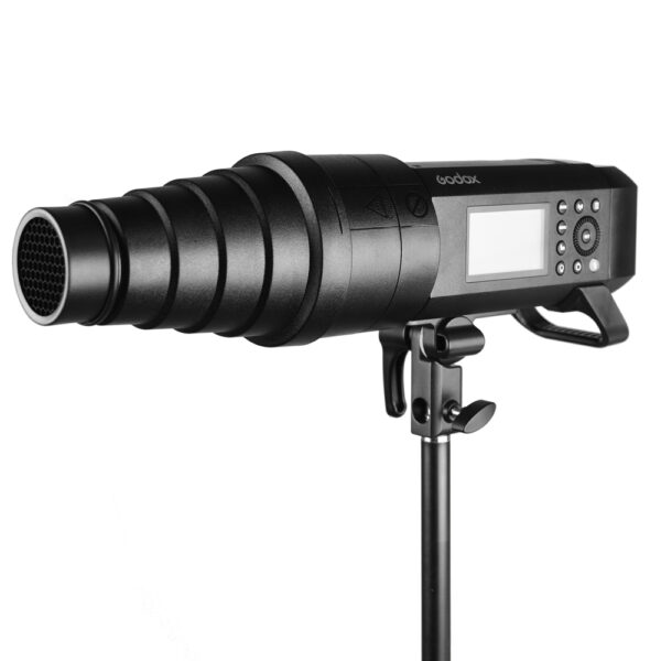 Godox Snoot AD400 / AD300 PRO on musta studiostrobovalaisin, jossa on snoot ja hunajakennoverkko, joka on asennettu jalustalle ja jossa on sivusäätöpainikkeet ja digitaalinen näyttö.