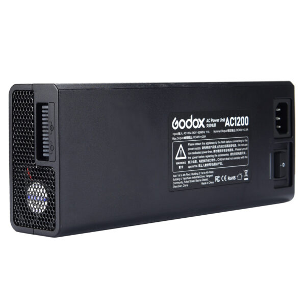 Suorakulmainen musta Godox AC-adapteri AD1200Pro, jossa on tuuletusaukko, virtakytkin ja merkintäpaneeli, jossa on tekniset tiedot ja sertifiointilogot toisella puolella.