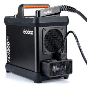 Godoxin verkkolaite AD1200Pro on musta virtalähde, jossa on oranssi kahva ja näkyvät kaapelit, ja se on suunniteltu ammattikäyttöön tarkoitettuihin valaisinlaitteisiin.