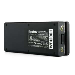 Mustassa Godox Lithium Battery AD1200 Pro 5200mAh -litiumakussa on mallin tiedot, lataustiedot, turvakuvakkeet ja keltaiset porttitarrat sivulla.
