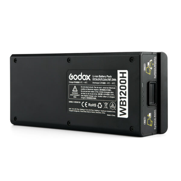 Mustassa Godox Lithium Battery AD1200 Pro 5200mAh -litiumakussa on mallin tiedot, lataustiedot, turvakuvakkeet ja keltaiset porttitarrat sivulla.