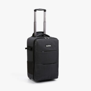 Mustassa Godox CB-17 Carry Roller Bag AD1200 Pro -kuljetuslaukussa on teleskooppikahva, kaksi vetoketjullista etutaskua ja sivukahvat.