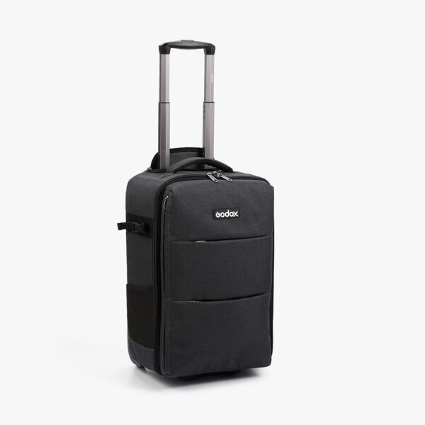 Mustassa Godox CB-17 Carry Roller Bag AD1200 Pro -kuljetuslaukussa on teleskooppikahva, kaksi vetoketjullista etutaskua ja sivukahvat.