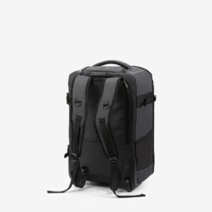 Godox CB-17 Carry Roller Bag AD1200 Pro -kuljetuslaukku, tummanharmaa mustilla korostuksilla, seisoo pystyssä valkoisella pohjalla. Siinä on pehmustetut reppuhihnat, yläkahva, sivukahvat ja pyörät helppoa kuljetusta varten.