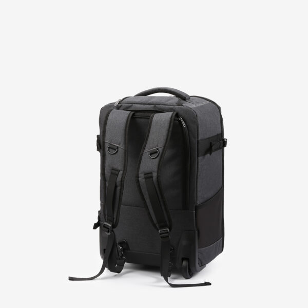 Godox CB-17 Carry Roller Bag AD1200 Pro -kuljetuslaukku, tummanharmaa mustilla korostuksilla, seisoo pystyssä valkoisella pohjalla. Siinä on pehmustetut reppuhihnat, yläkahva, sivukahvat ja pyörät helppoa kuljetusta varten.